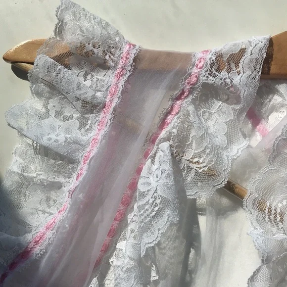 Vintage White Lace Ruffle Robe - Picture 6 of 7